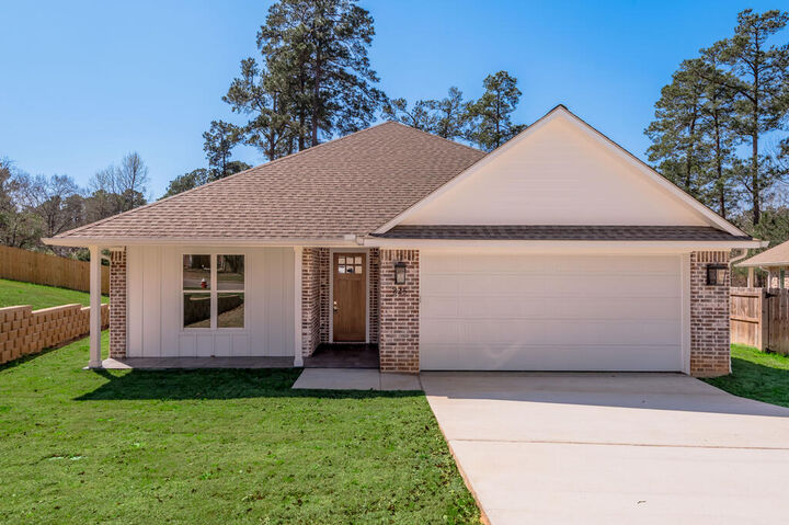 Property Photo: 825 Village Gate TX 75961