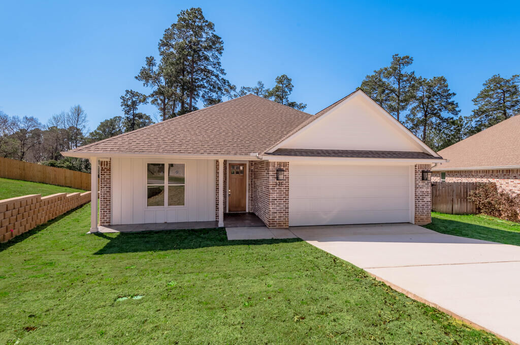 Property Photo:  825 Village Gate  TX 75961 