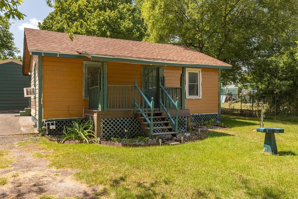 Property Photo: 2020 Denver Ave TX 75901