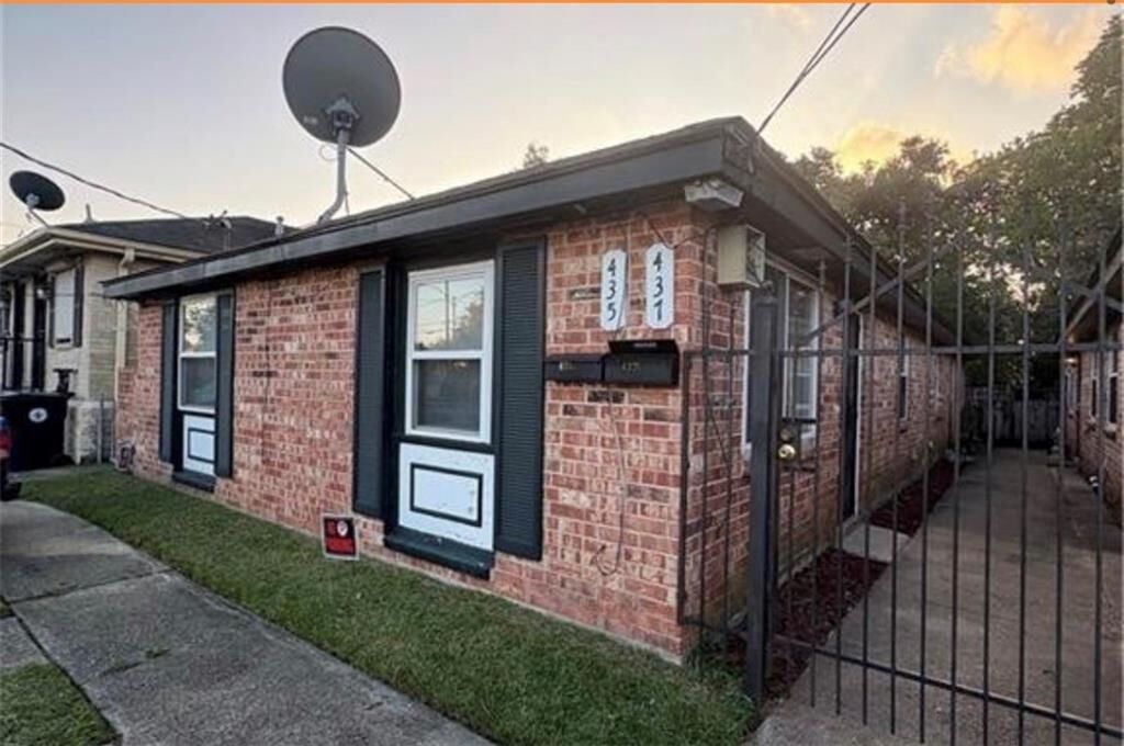 Property Photo:  437 Whitney Street  LA 70114 