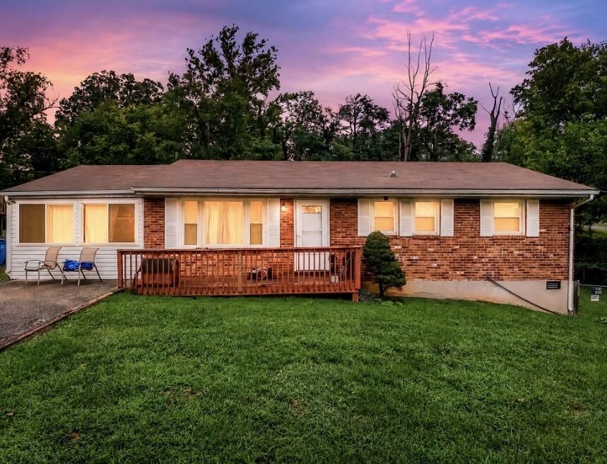 Property Photo: 4527 Edgelawn Avenue NW VA 24017