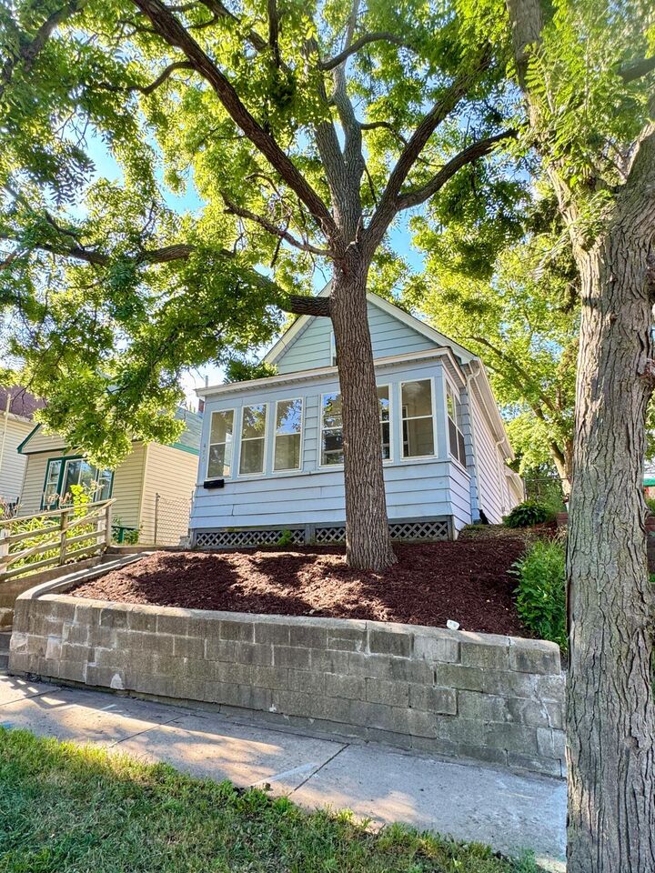 Property Photo:  486 Lawson Avenue W  MN 55117 