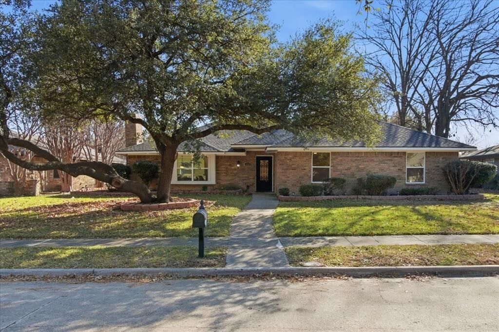 Property Photo: 1916 Macao Place TX 75075