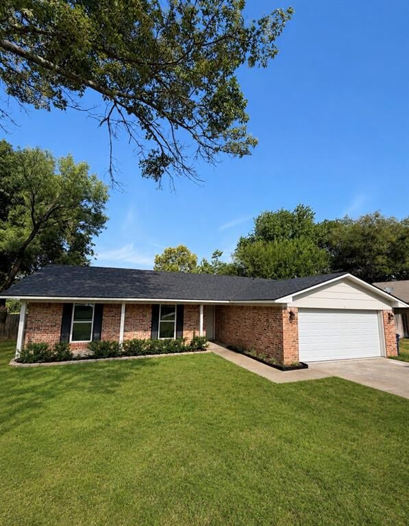 Property Photo:  102 S Sendero Drive  TX 76234 