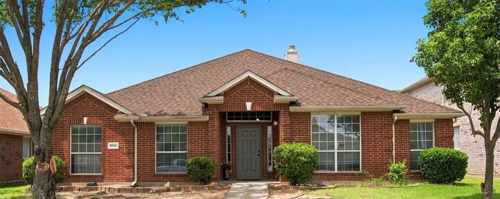Property Photo:  1033 Suffolk Lane  TX 75104 
