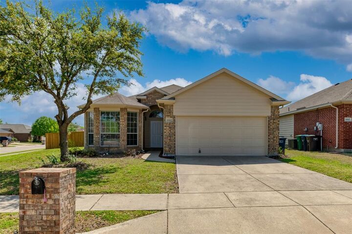 Property Photo: 9901 Amaryllis Lane TX 76108