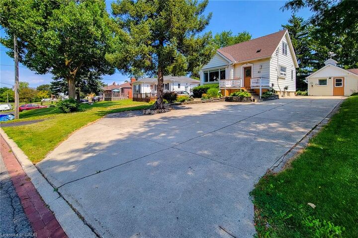 Property Photo:  42 Lake Avenue N  ON L8E 1L3 