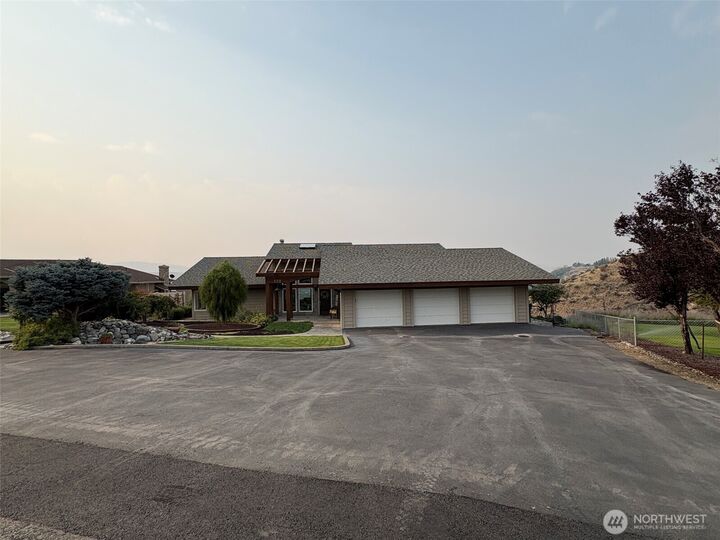 Property Photo: 522 Hillcrest Circle Drive WA 98841