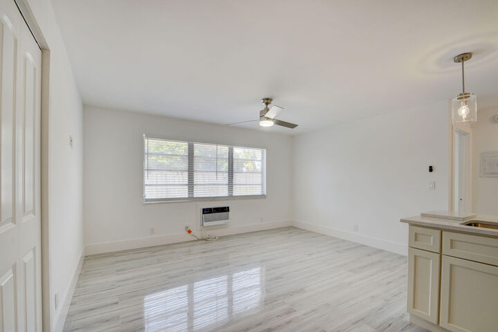 Property Photo: 525 S Broadway J FL 33462