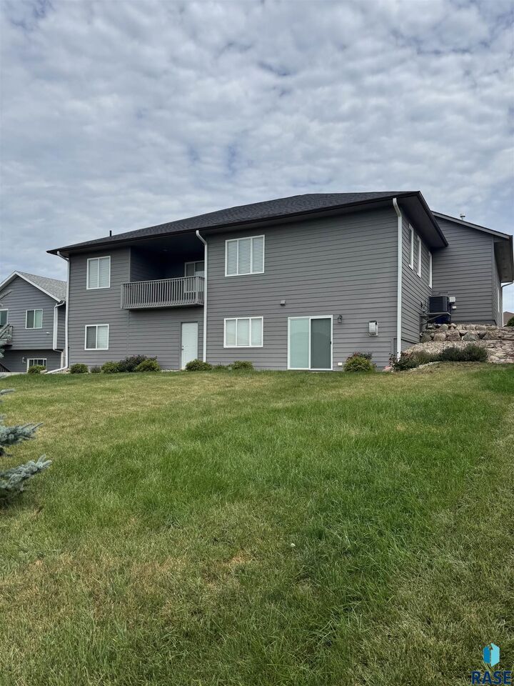 Property Photo: 1013 N Danielle Dr SD 57103