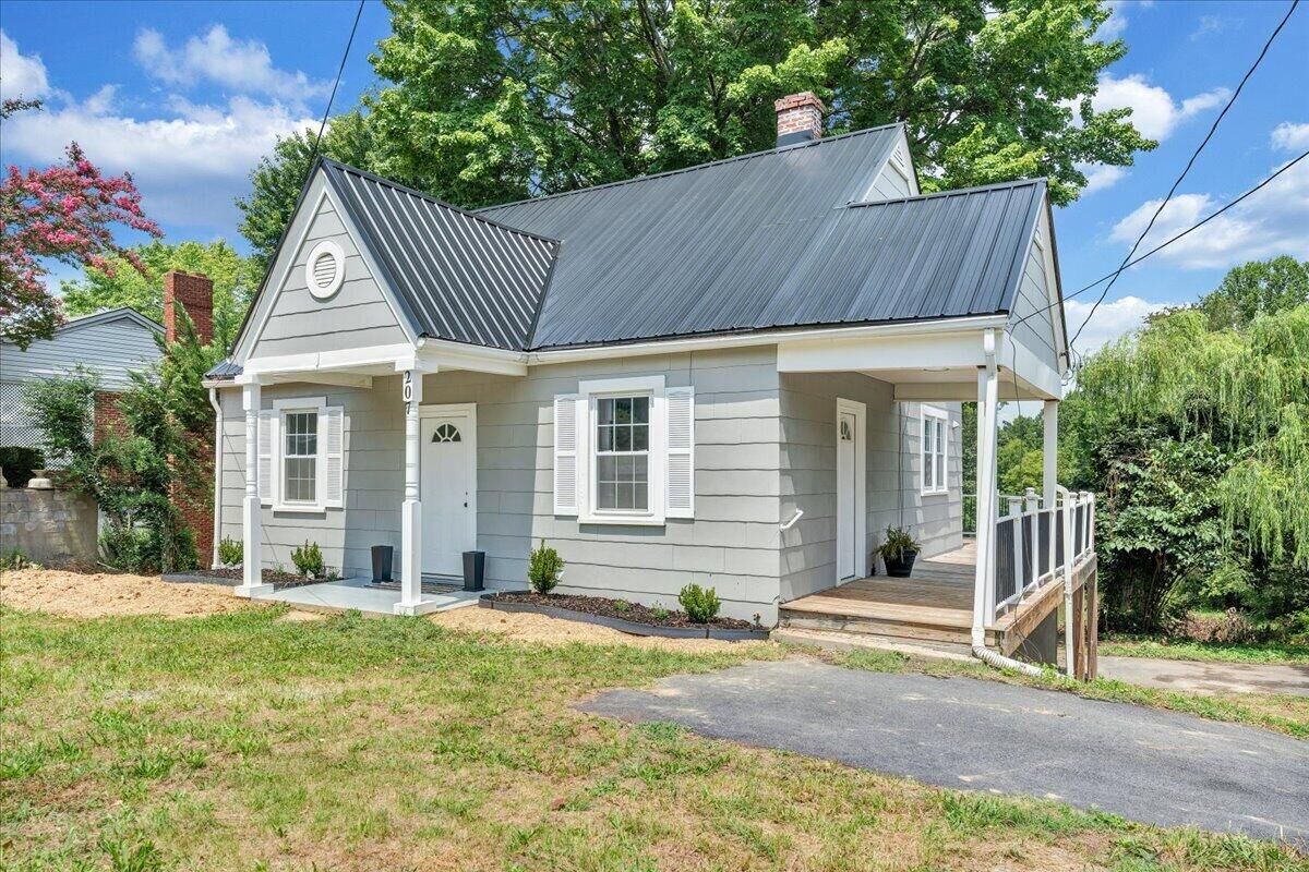 Property Photo: 207 Greyson St VA 24112