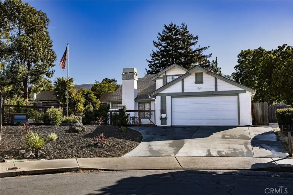 Property Photo: 873 Escuela Court CA 93405