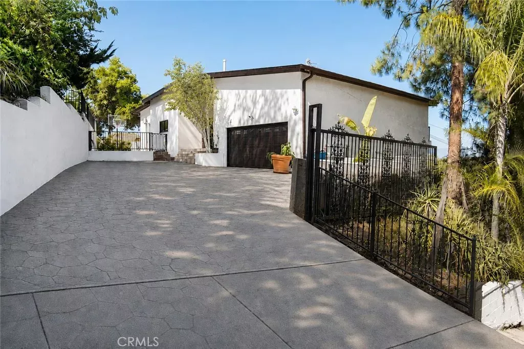 Property Photo: 4999 Alatar Drive CA 91364