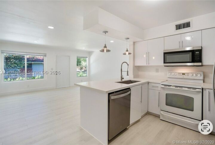 Property Photo:  1301 NE 147th St 1301  FL 33161 