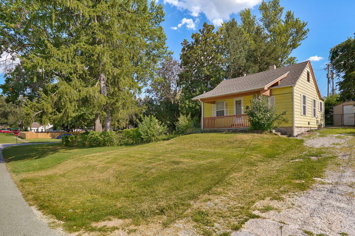 Property Photo: 908 W Della Street MO 65803