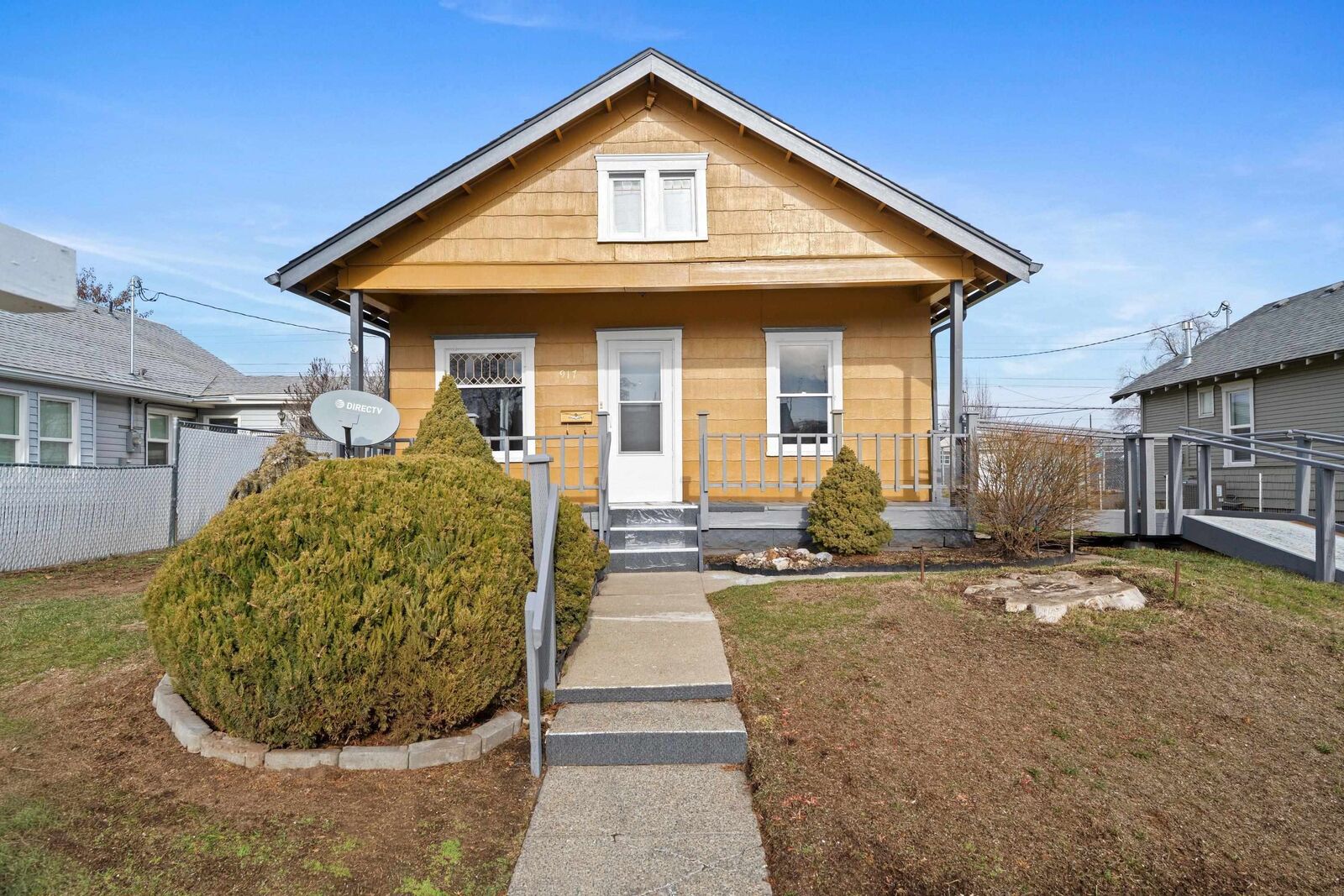 Property Photo: 917 E Longfellow Ave WA 99207
