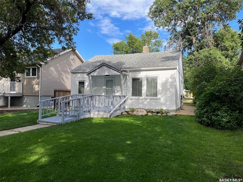 Property Photo: 1255 Atkinson Street SK S4N 3V7