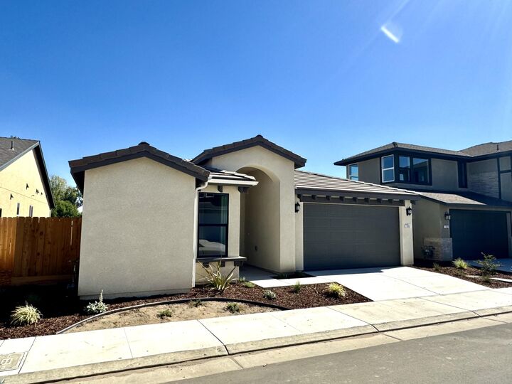 Property Photo: 1037 Madrid Avenue CA 93274
