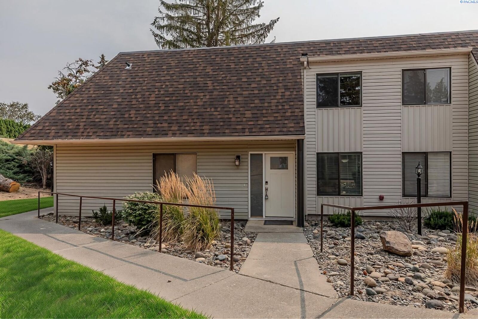 Property Photo: 600 SW Crestview St #15 WA 99163