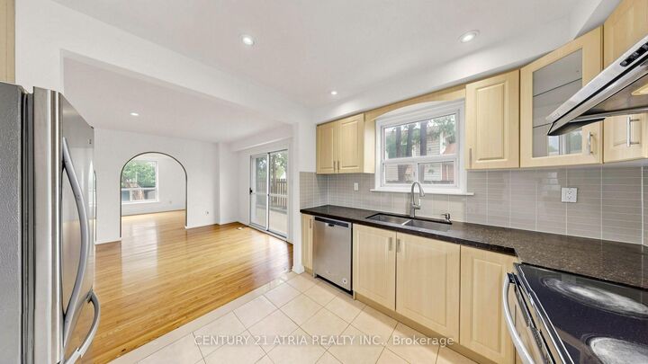 Property Photo: 3441 Oakglade Crescent ON L5C 1X4