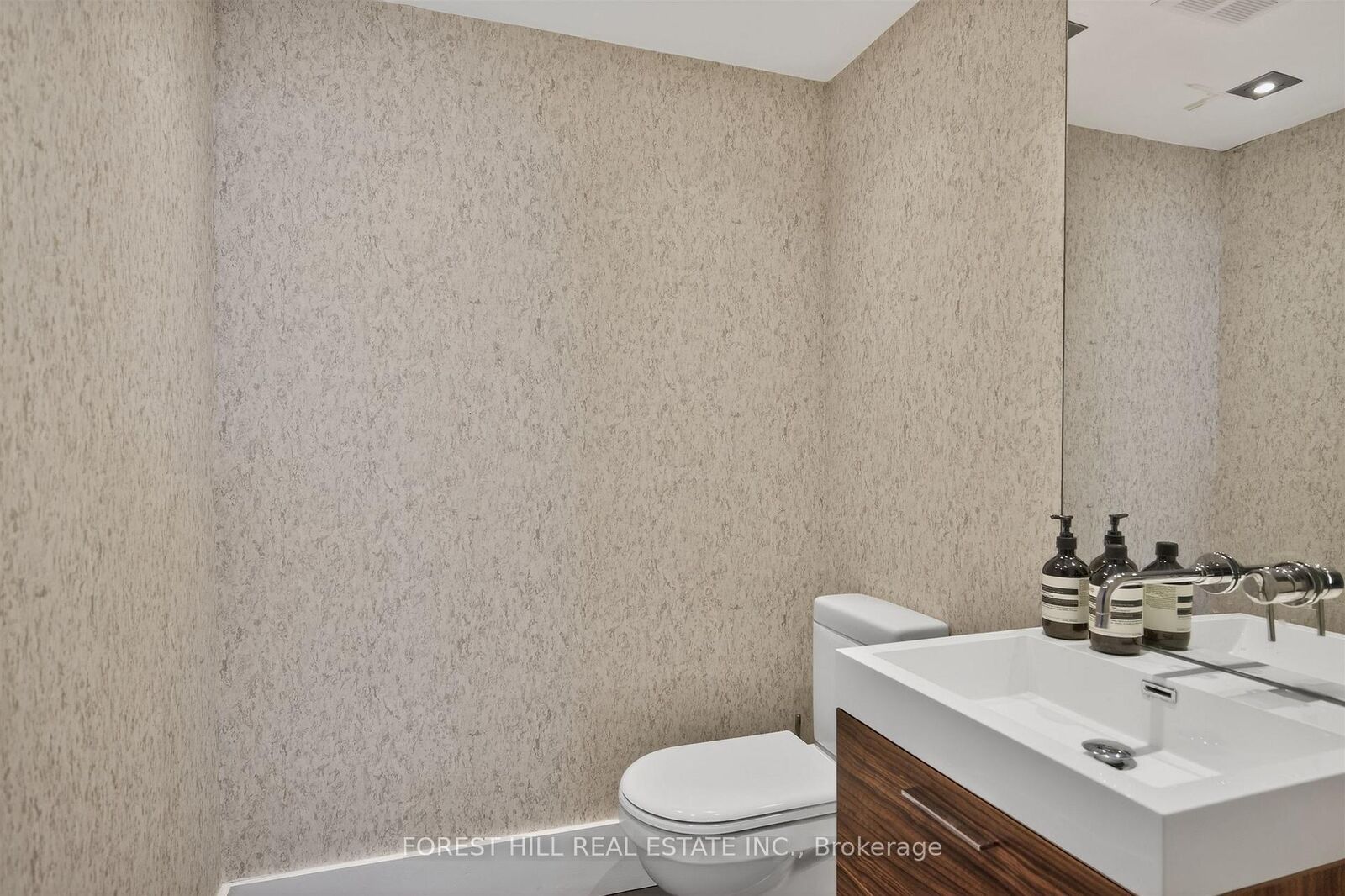 Property Photo: 298 Jarvis Street Ph 3 ON M5B 2M4