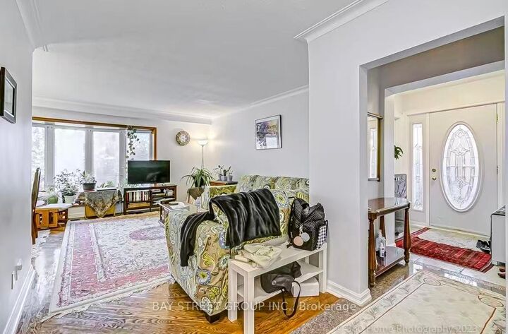 Property Photo:  497 Lynett Crescent Main  ON L4C 2V8 