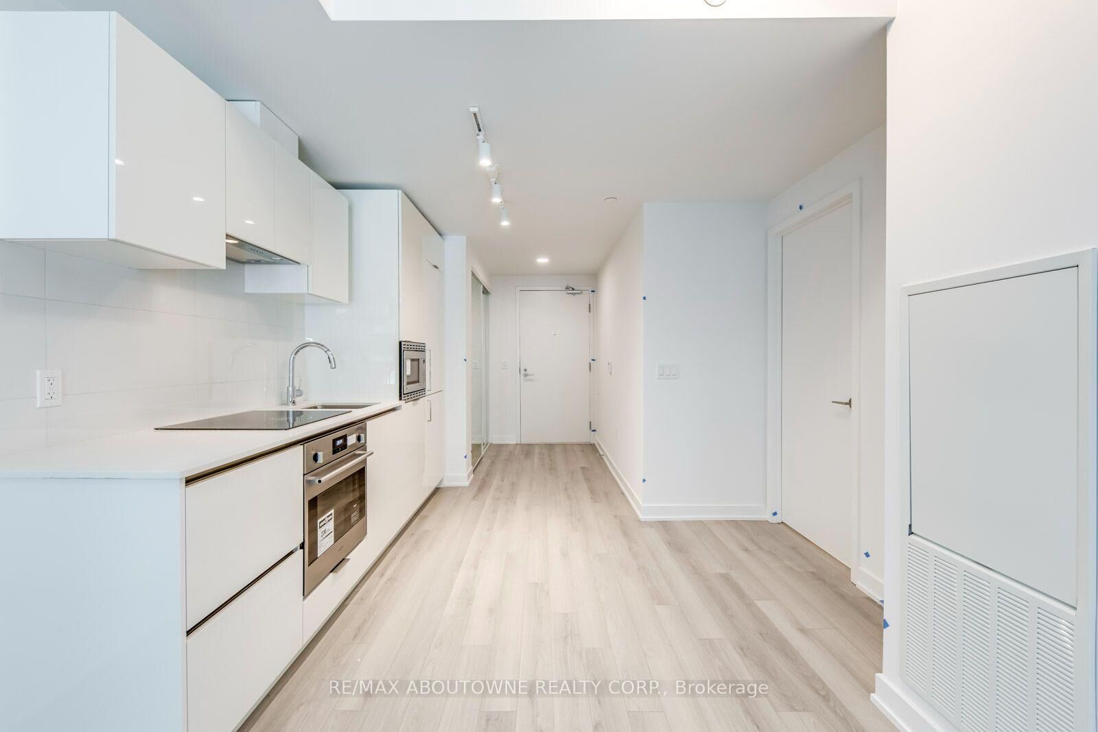 Property Photo:  230 Simcoe Street 1327  ON M5T 0G7 