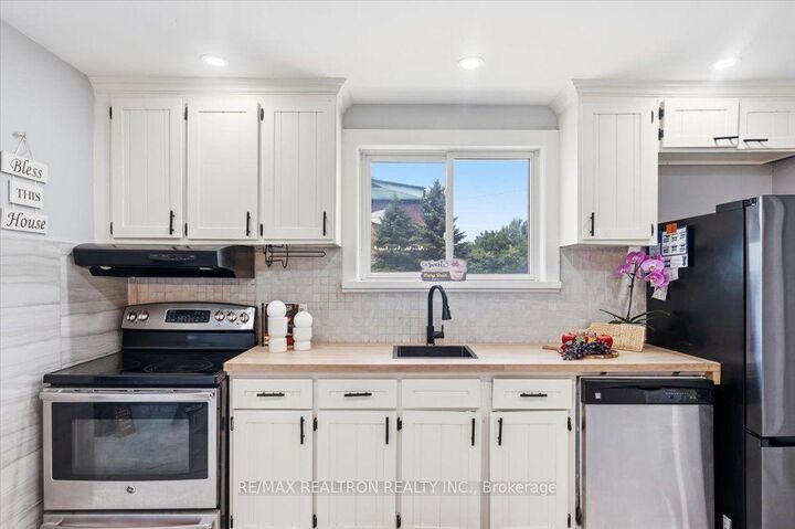 Property Photo: 25 Simcoe Street ON L3W 1G5