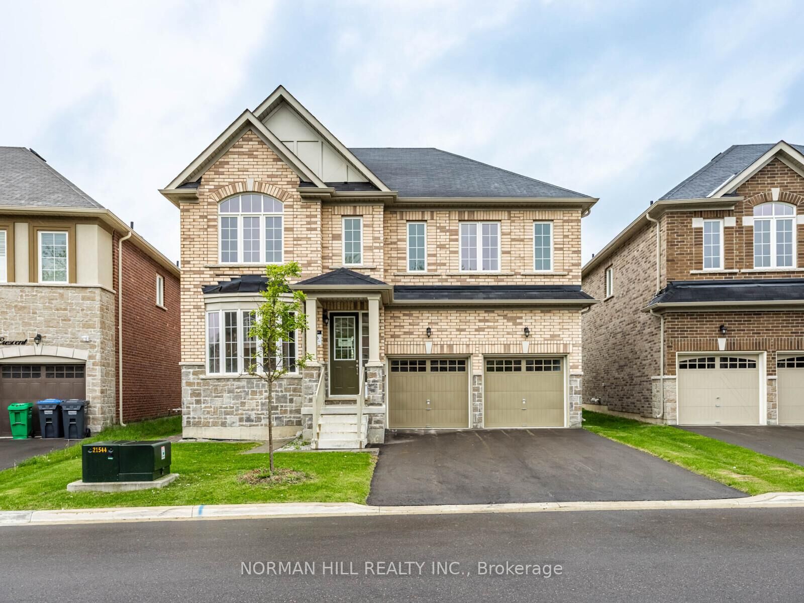 Property Photo: 27 Unwind Crescent ON L6X 0B3