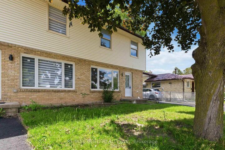 Property Photo: 318 Admiral Drive ON N5V 1J1