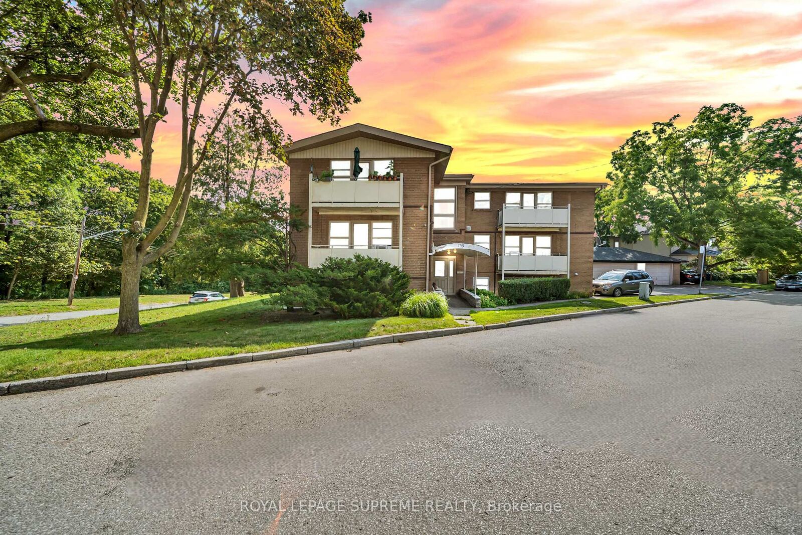 Property Photo: 135 Kingsway Crescent 4 ON M8X 2S3