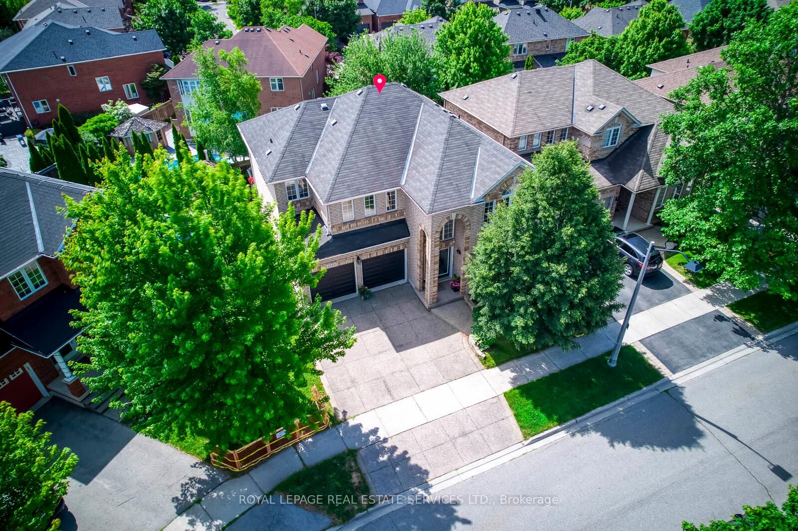 Property Photo: 2249 Glazebrook Circle ON L6M 5B5
