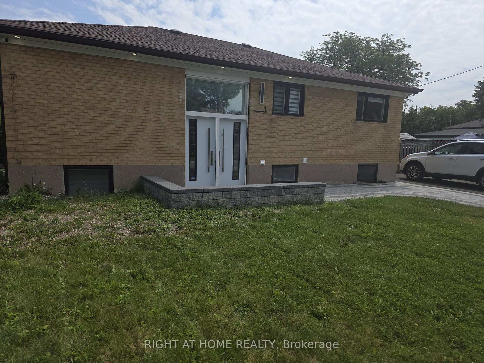 Property Photo:  1 Huron Court (Main Floor)  ON L4G 2X7 