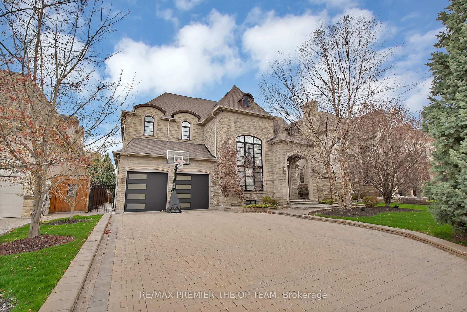 Property Photo: 62 Autumn Grove Court ON L0J 1C0