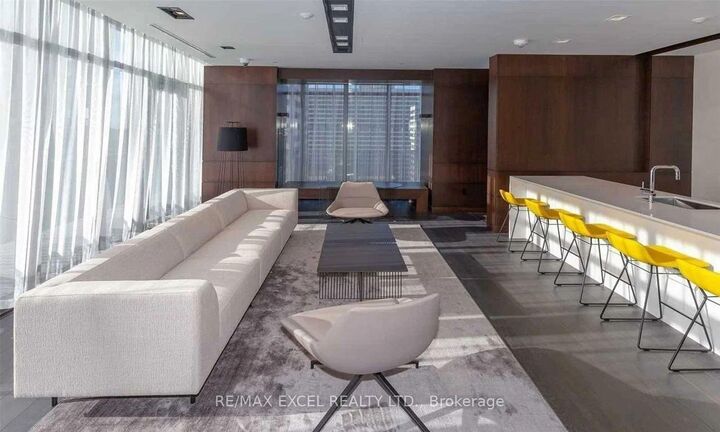 Photo de la propriété: 8 Eglinton Avenue E 2707 ON M4P 0C1