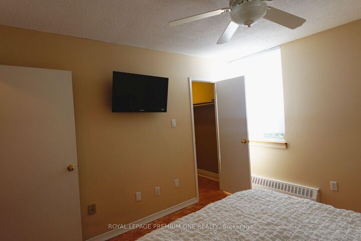 Property Photo:  3065 Queen Frederica Drive 305  ON L4Y 3A3 