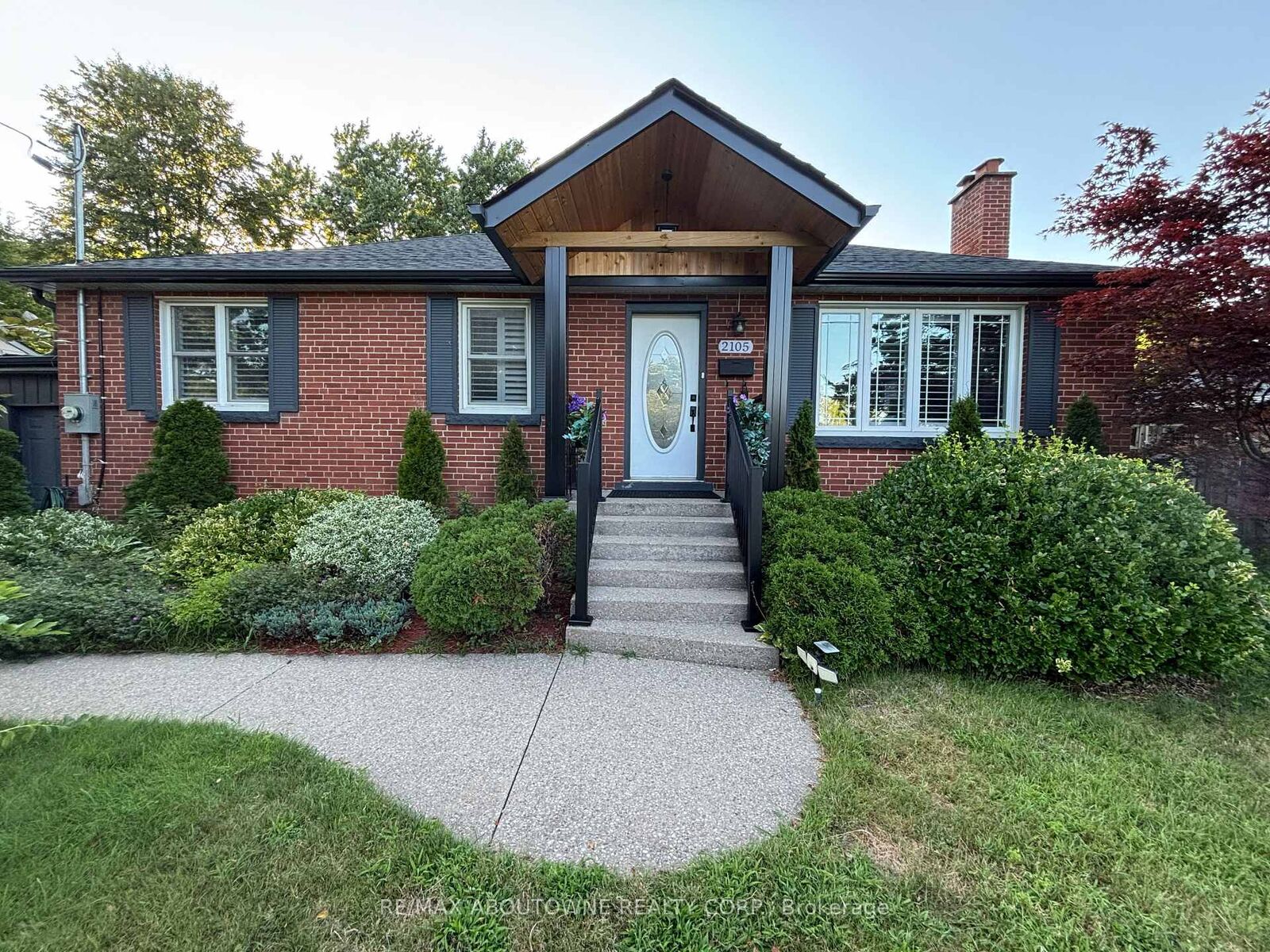 Property Photo: 2105 Maplewood Drive ON L7R 2C6
