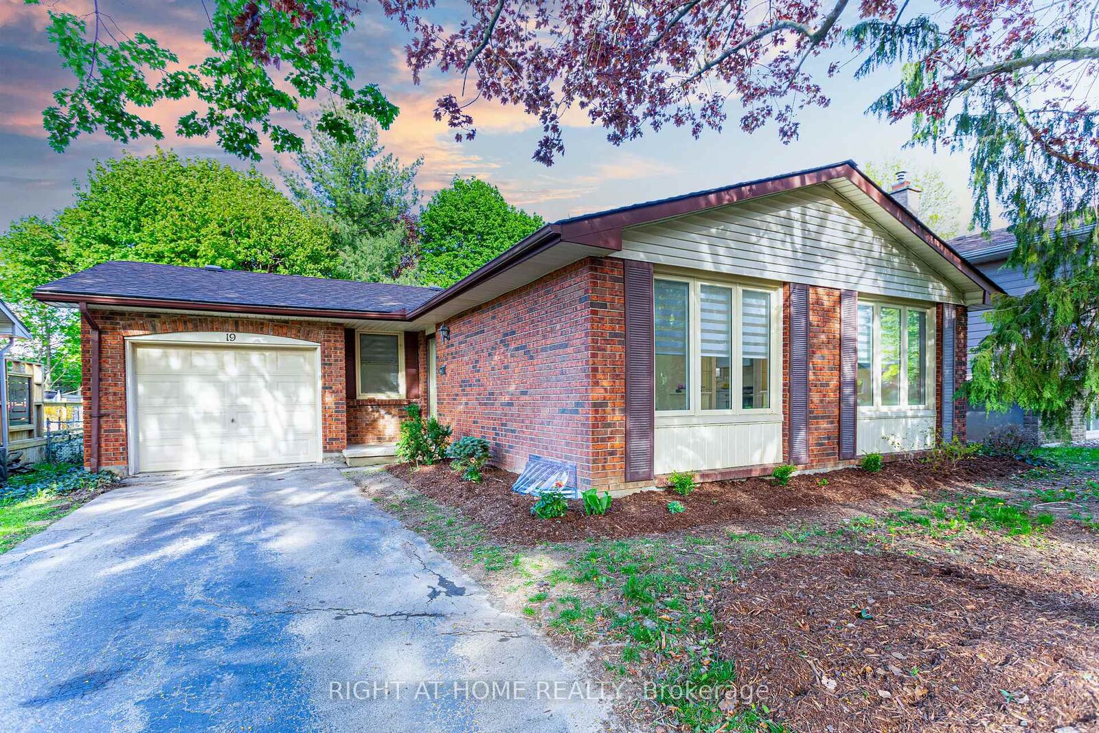 Property Photo:  19 Windingway Crescent Lower  ON N6G 3E8 