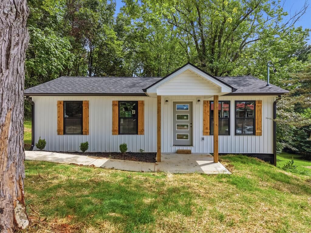 Property Photo: 815 Water Street TN 38570