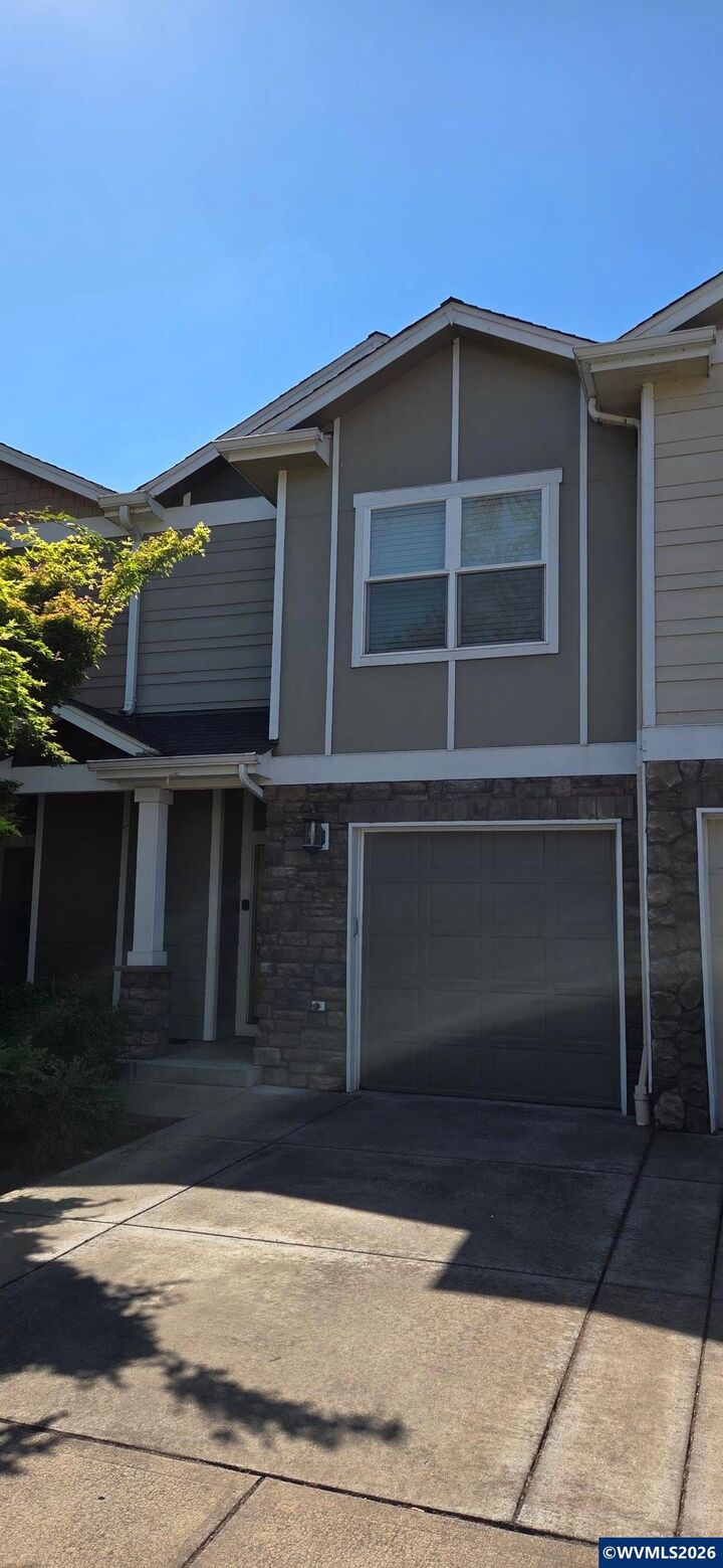 Property Photo: 211 Silver Unit I St OR 97381