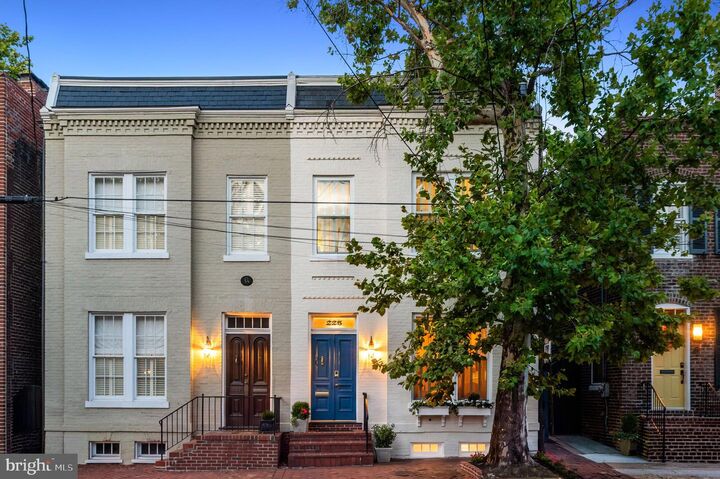 Property Photo: 225 N Royal Street VA 22314