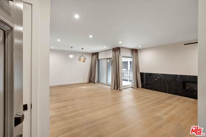Property Photo: 439 N Doheny Dr, Unit 204 CA 90210