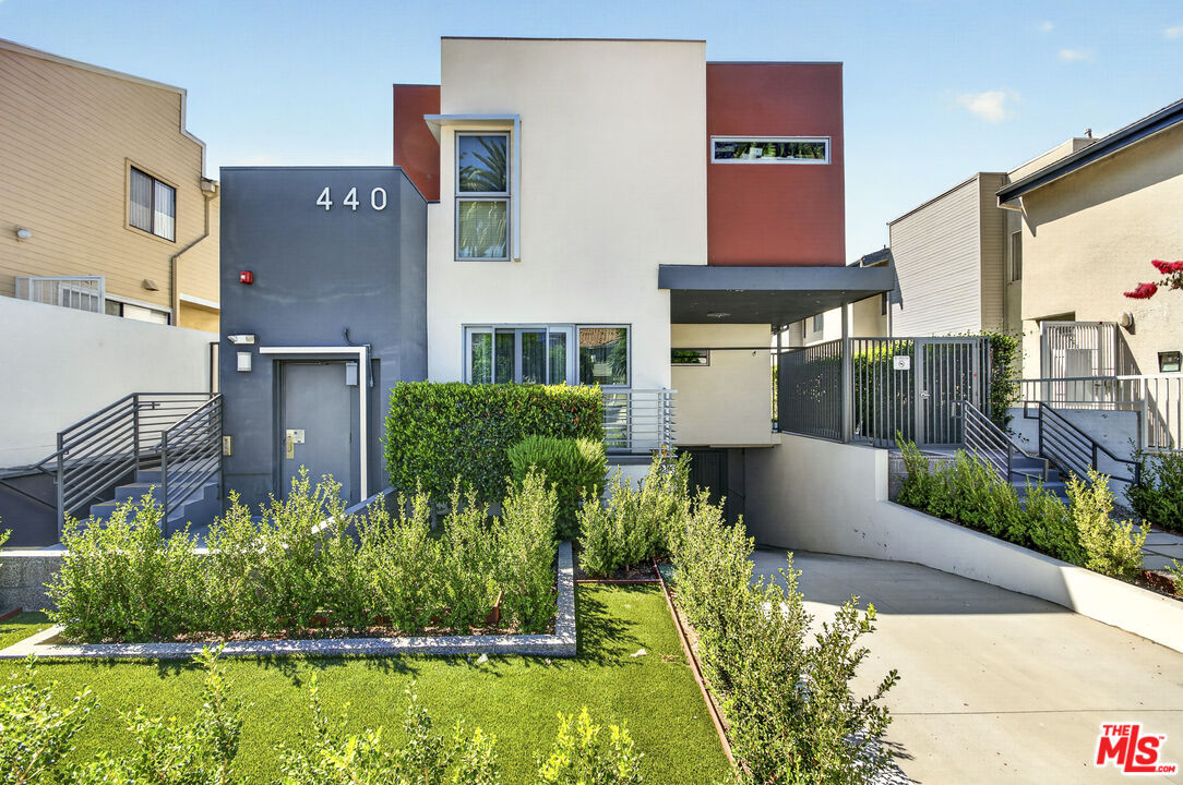 Property Photo:  440 Palm Dr, Unit 4  CA 91202 
