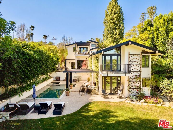 Property Photo: 16820 Oak View Dr CA 91436