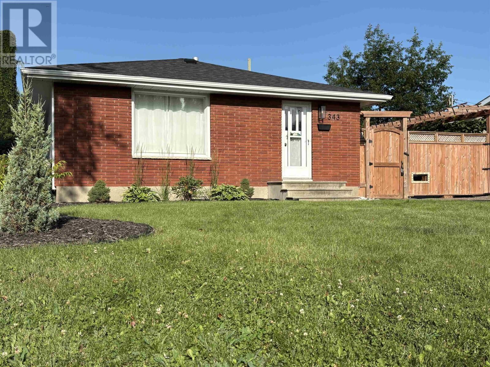 Property Photo: 343 Sillesdale Cres ON P7C 1S9