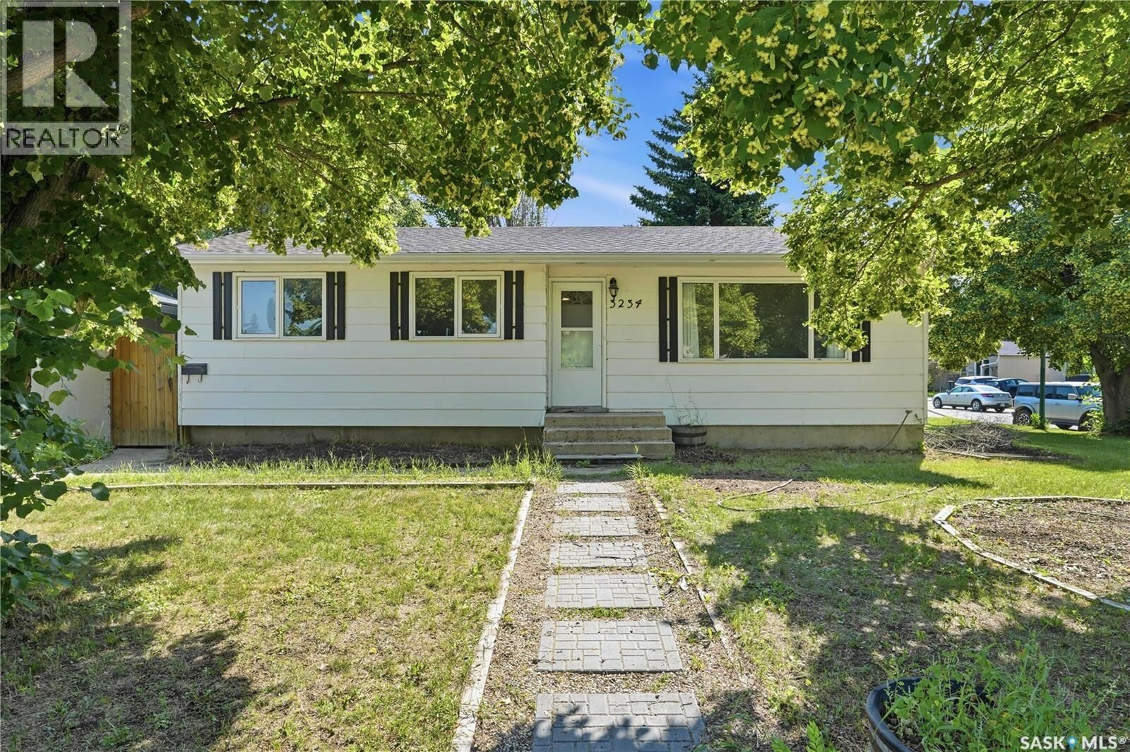 Property Photo:  3234 Maxwell Street  SK S7L 4K8 