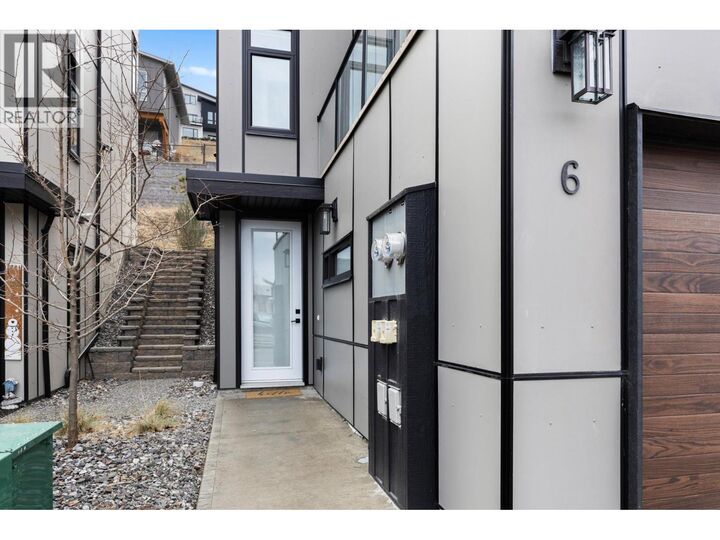 Property Photo: 3220 Hilltown Drive 6 BC V1V 0C6
