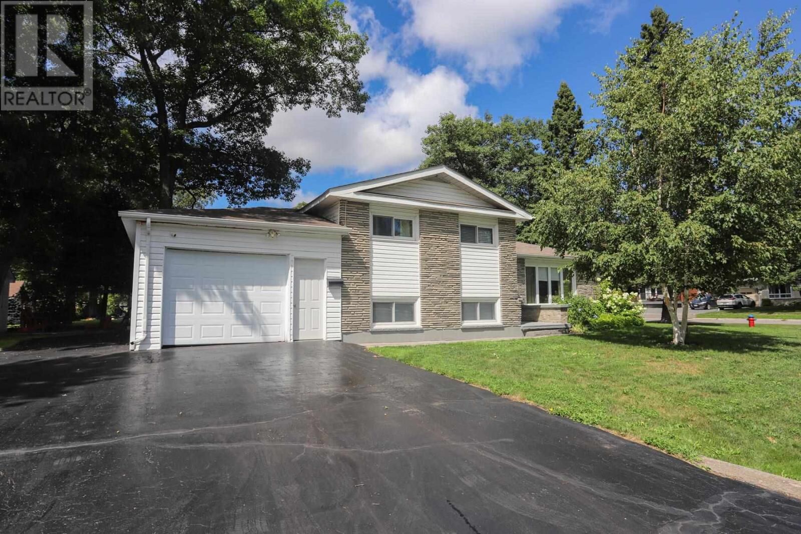 Property Photo: 71 Dablon St ON P6B 5E5