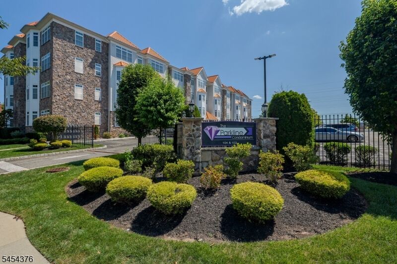 Property Photo:  104 E Elizabeth Ave 403  NJ 07036 