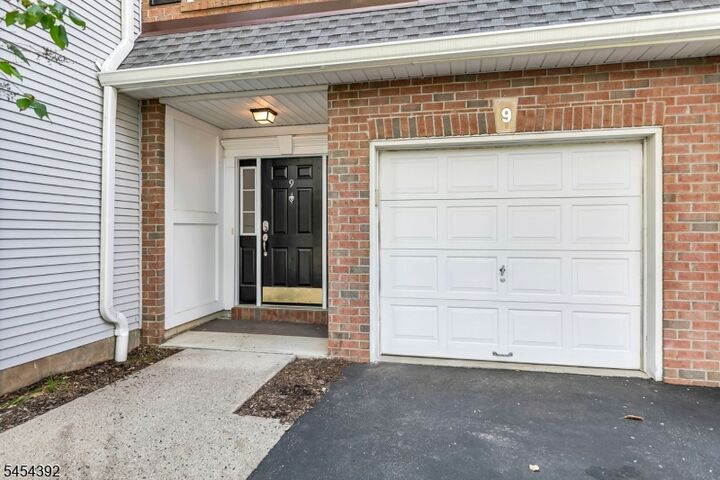 Property Photo:  9 Knox Ct  NJ 07920 